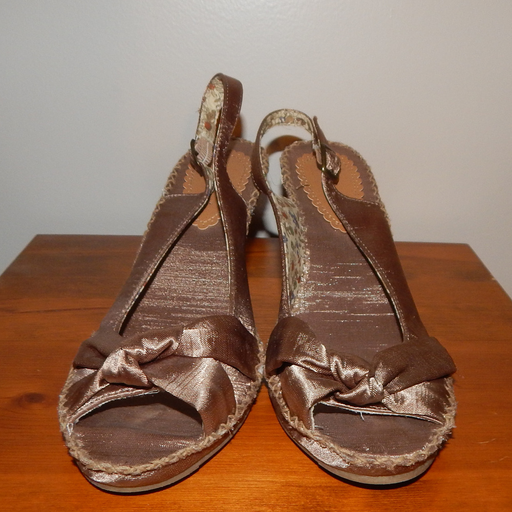 Nue Options Beige silk peep toe wedges